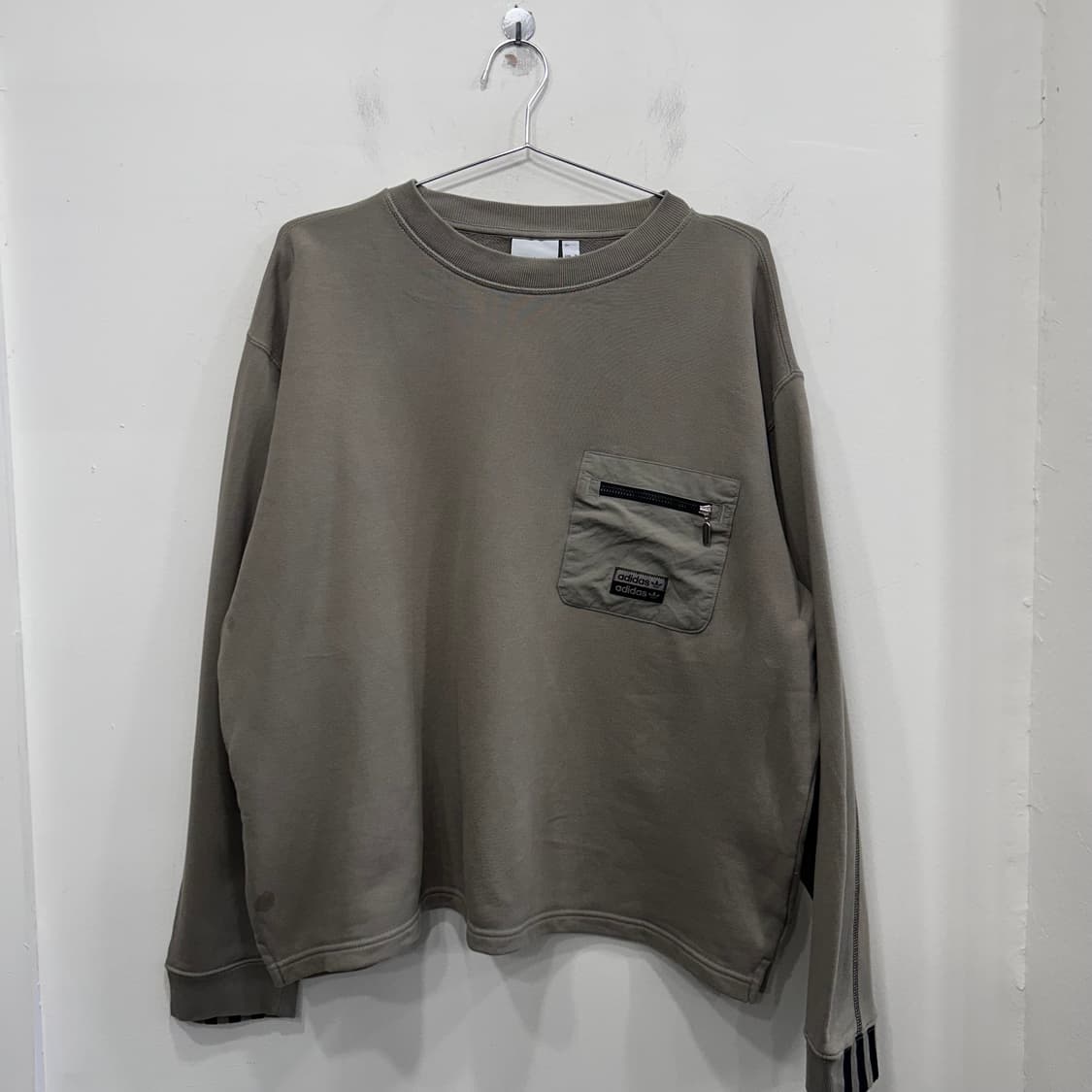 아디다스 유틸리티 포켓 크롭 절개 맨투맨 상품이미지2