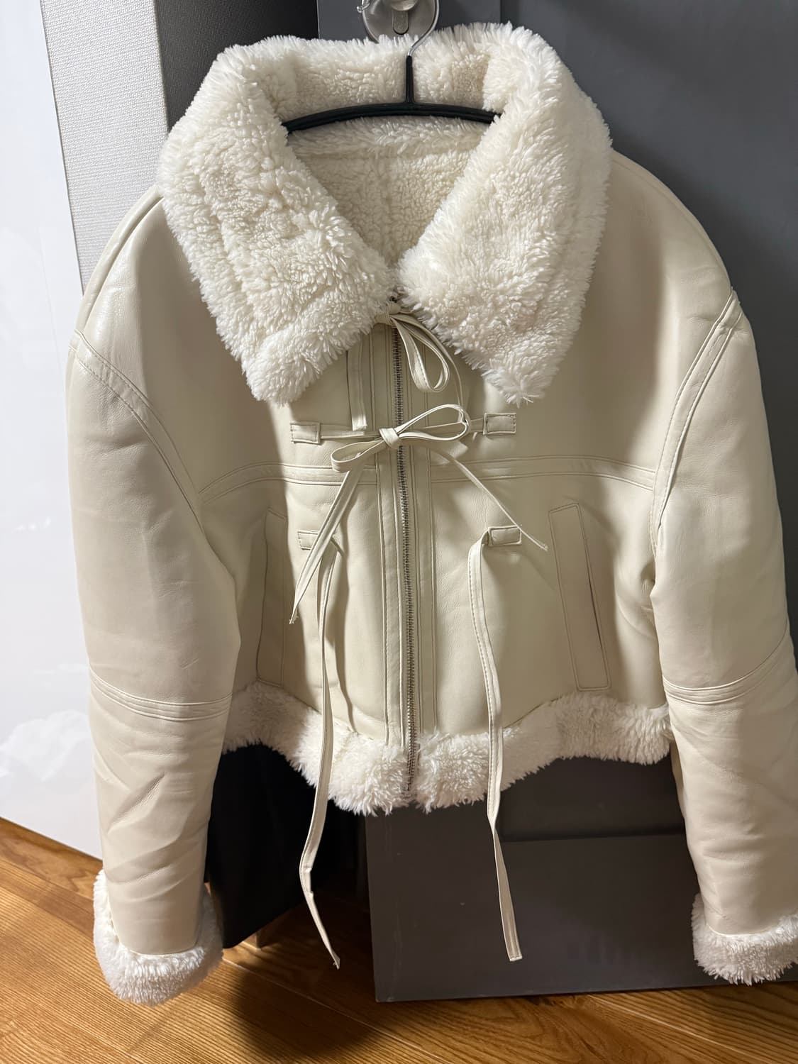 페인오어플레져 LUCY 크롭 무스탕 크림 상품이미지2