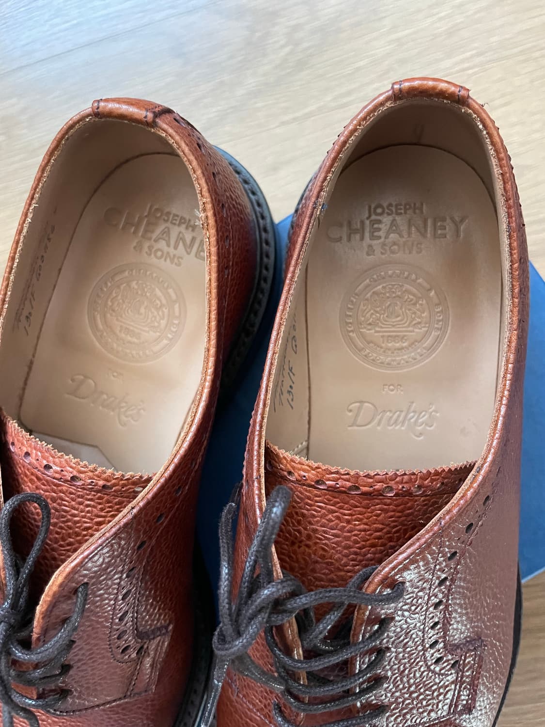 드레익스 치니 콜라보 하프브로그 더비 그레인레더 브라운 상품이미지2