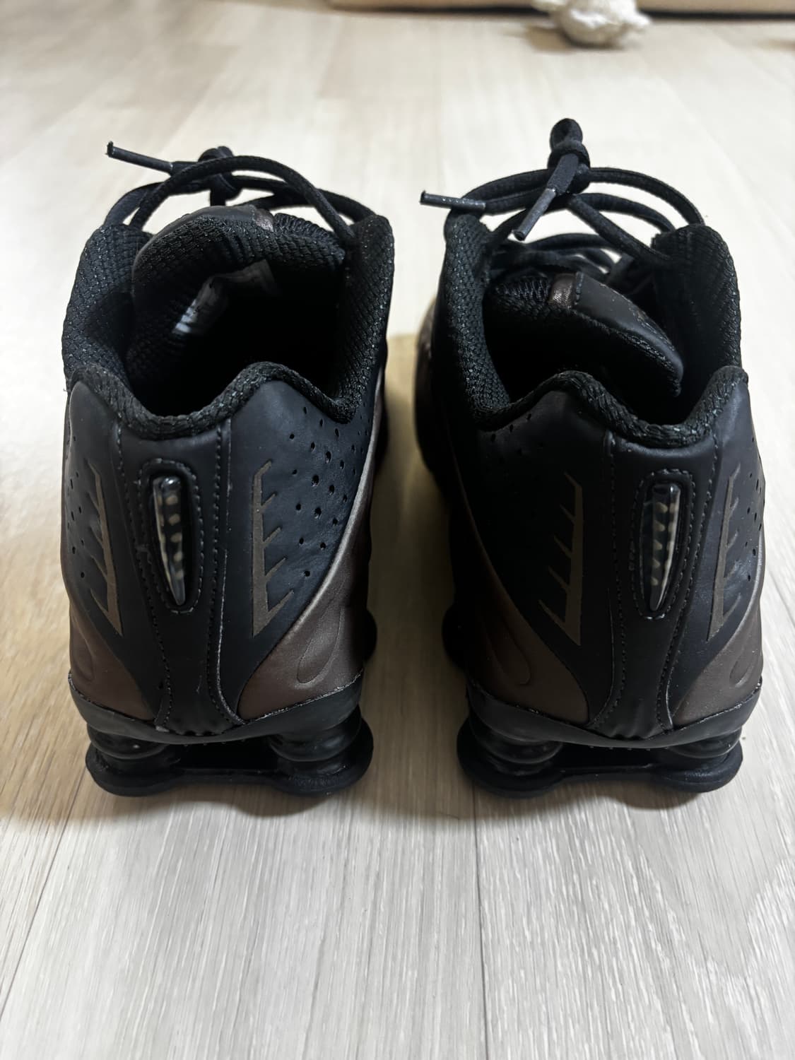 나이키 샥스 R4 "Off Noir Ironstone" 250 상품이미지2