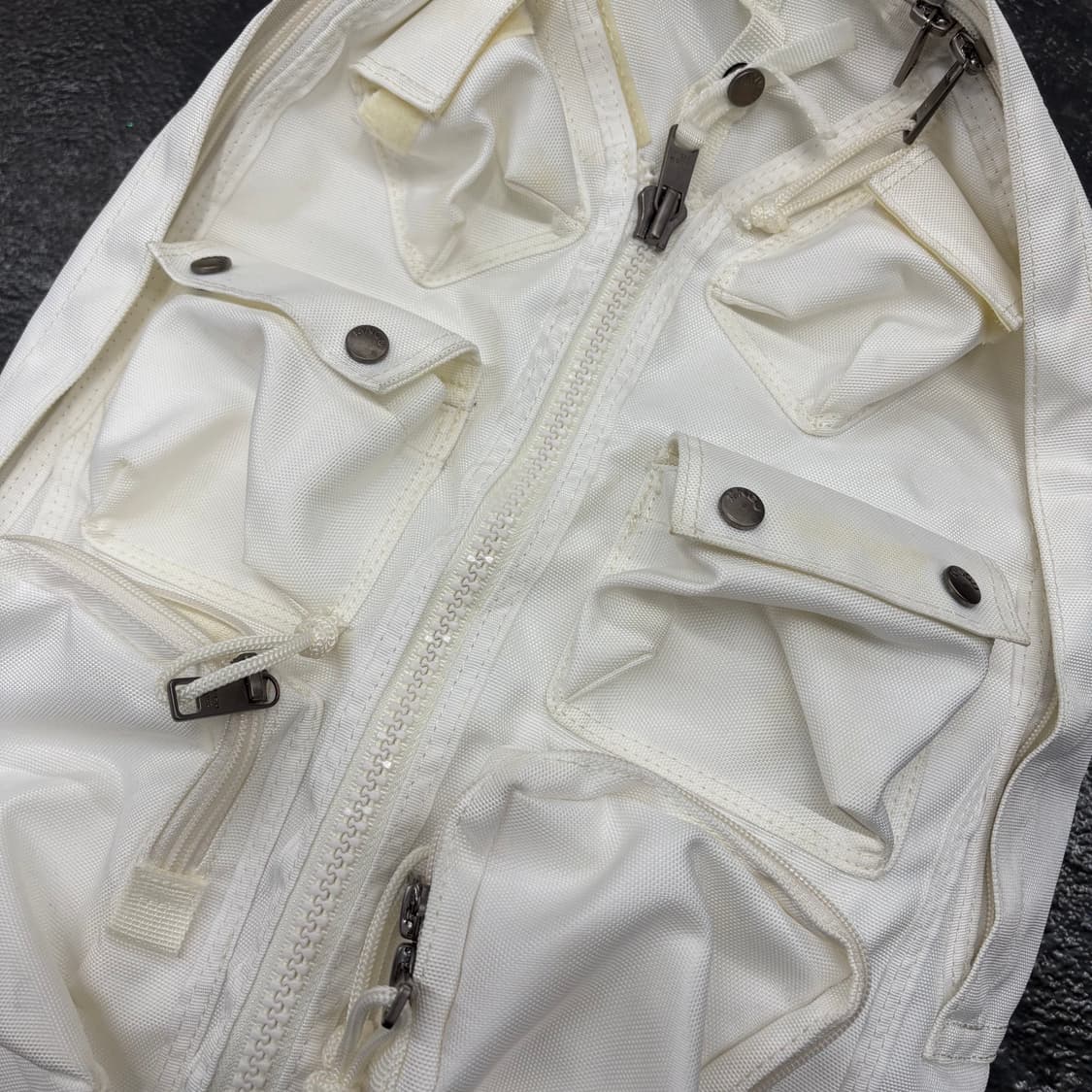 MNGU 화이트 포켓 백팩 상품이미지3