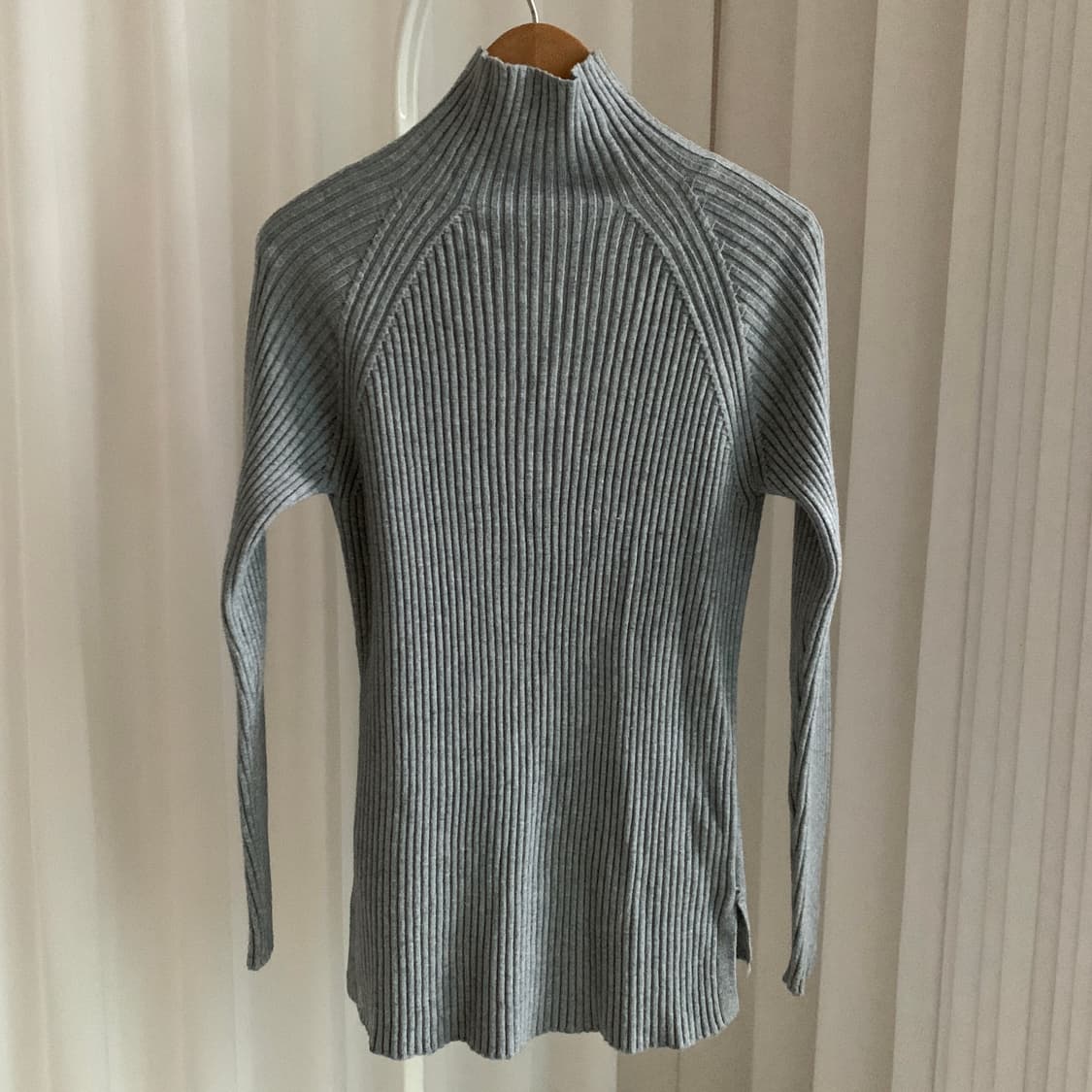 반폴라 옆트임 버튼조절 골지 슬림 니트 상품이미지4