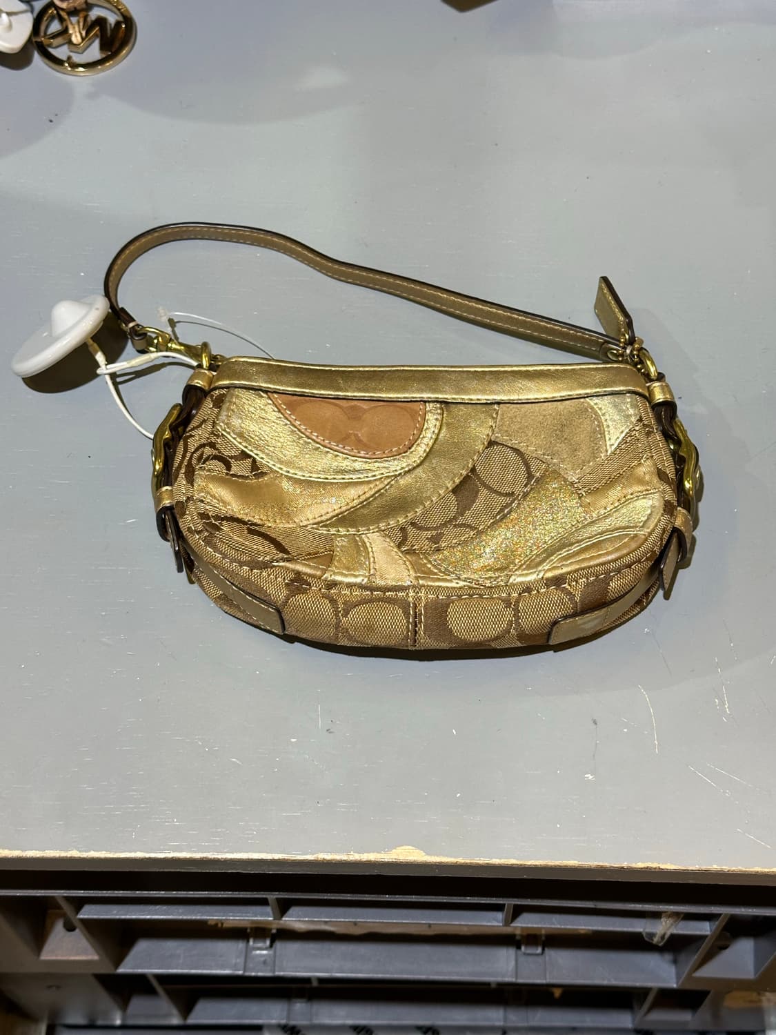 COACH 코치 골드 패치패턴 토트백 상품이미지2