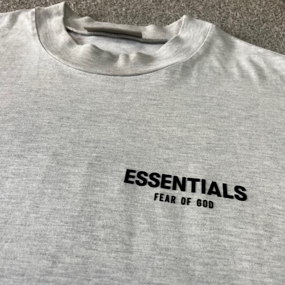 에센셜 빅로고 반팔 티셔츠 상품이미지3