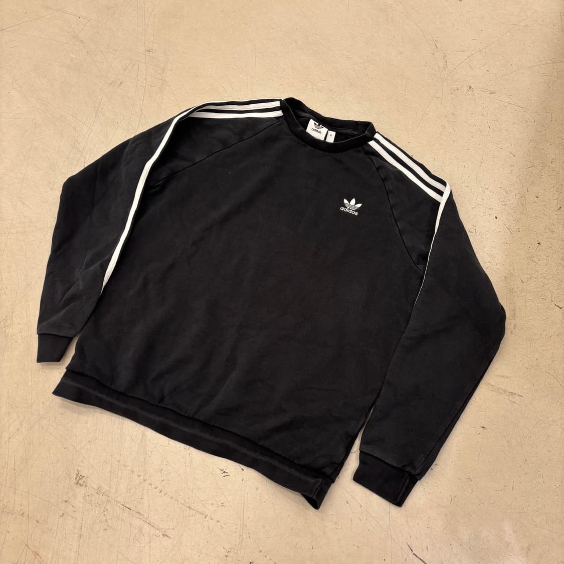 아디다스 삼선 스몰로고 블랙 맨투맨 상품이미지1