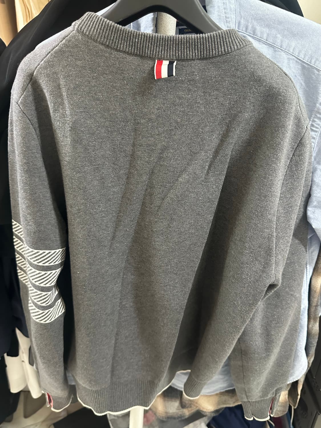 [3] 톰브라운 4 바 앵커 로고 자수 니트 그레이 상품이미지5