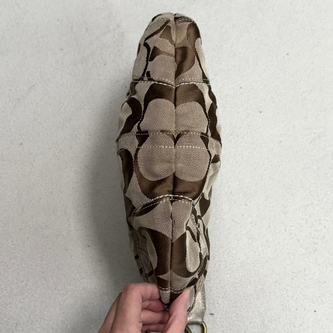 COACH 시그니처 실버펄 트림 캔버스 숄더백 상품이미지4