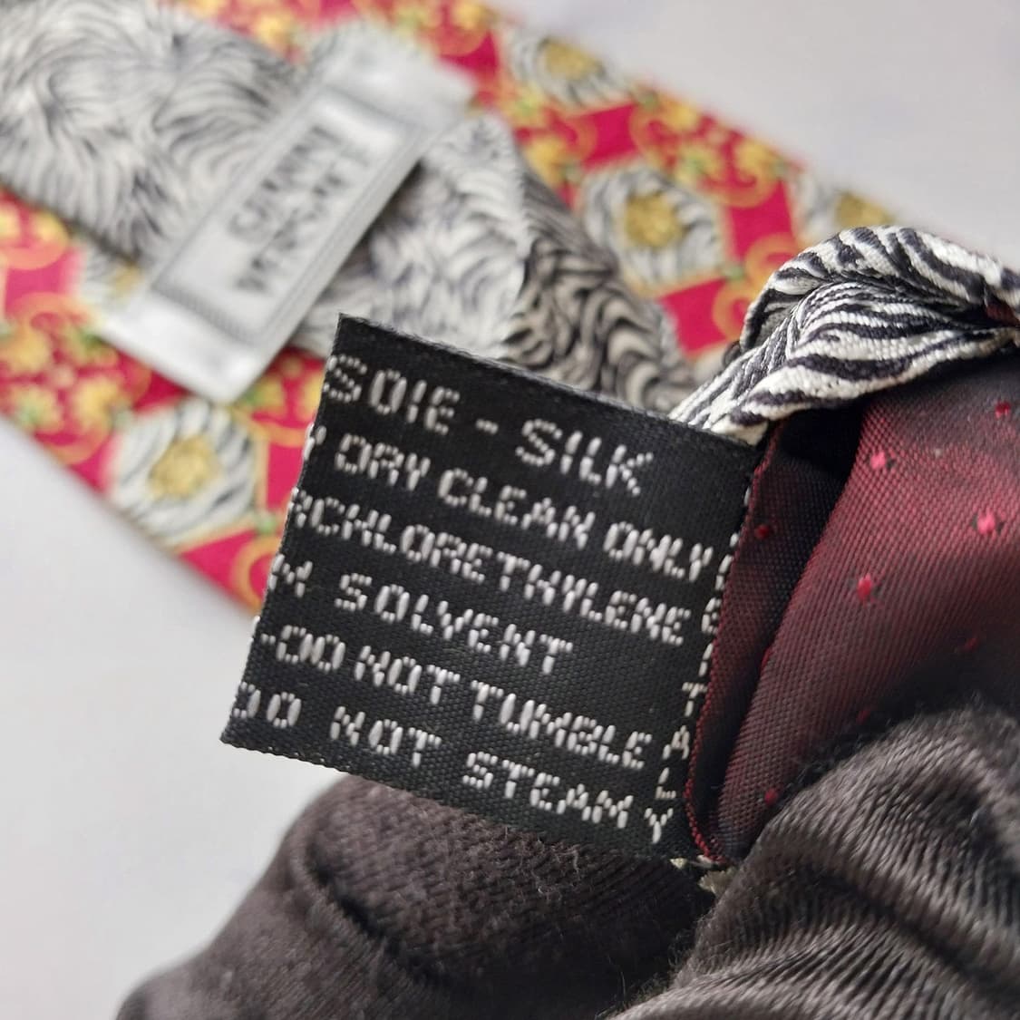 베르사체 실크 레드 메두사 패턴 넥타이 10.1cm A+등급 K1826
 상품이미지10