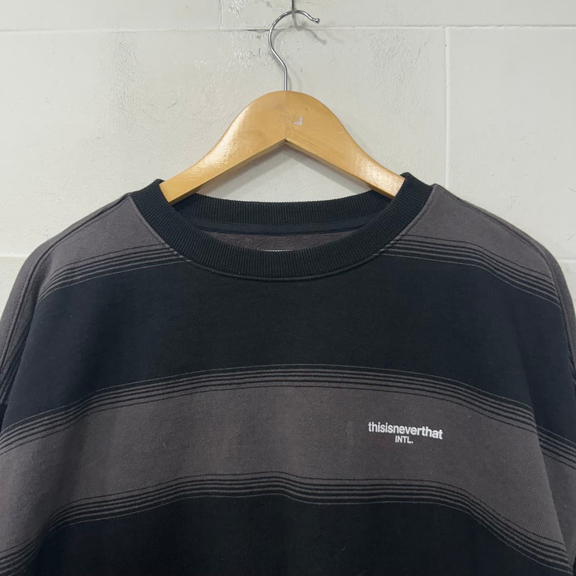 디스이즈네버댓 스트라이프 맨투맨 상품이미지2