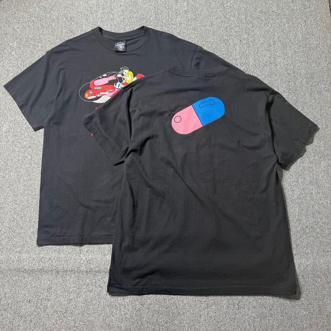 새상품) AKIRA 아키라 알약 프린팅티셔츠 (L/XL) 상품이미지1