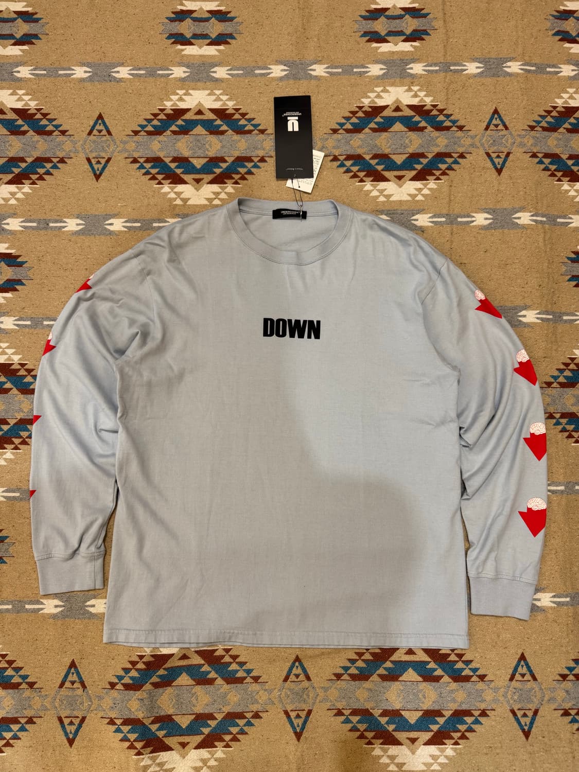 [3] 언더커버 DOWN 슬로건 그래픽 롱 슬리브  상품이미지1