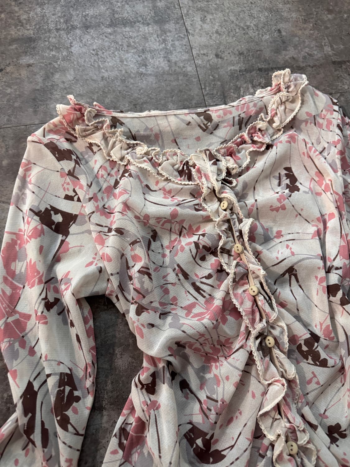 셔링 버튼 프릴 블라우스 상품이미지6