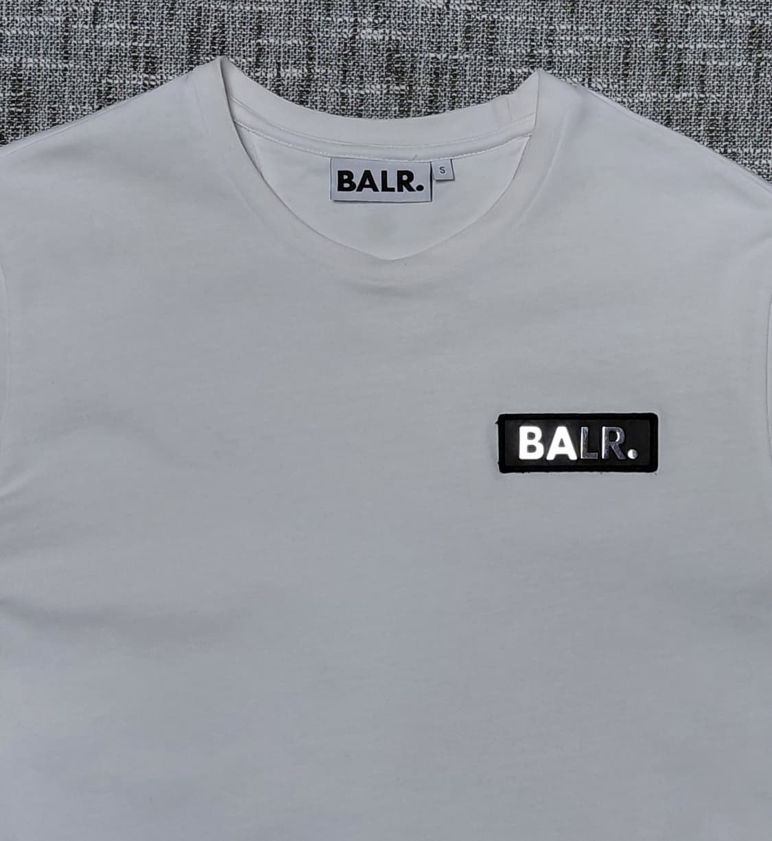 [S] 발레르(BALR.) 메탈 플레이트 로고 반팔 티셔츠 (화이트) 상품이미지2