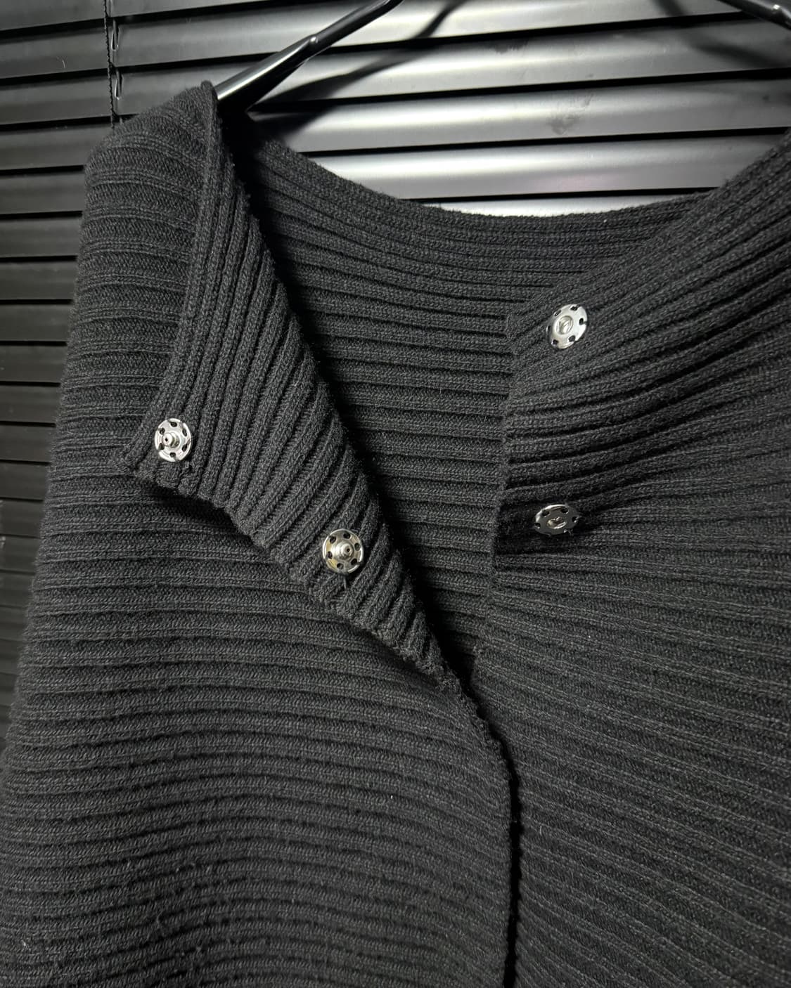 가오리핏 니트 스웨터 보트넥 오픈 가디건 오버핏 벌룬핏 블랙 스냅 단추  상품이미지6