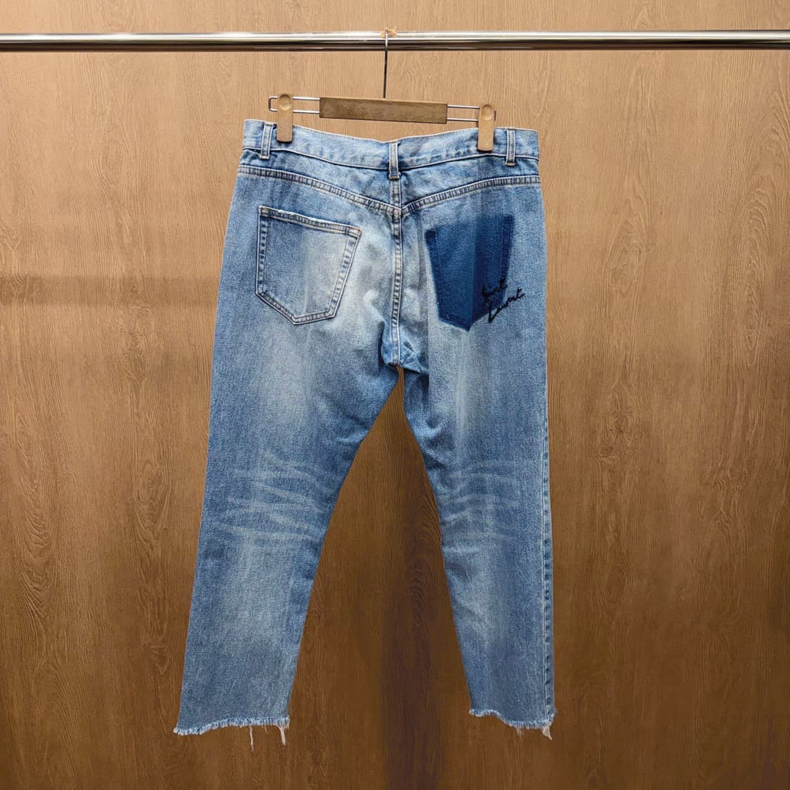 생로랑 파리 데님 팬츠 페이드 워싱 밑단 컷오프 마감 자수 디테일 연청 상품이미지3