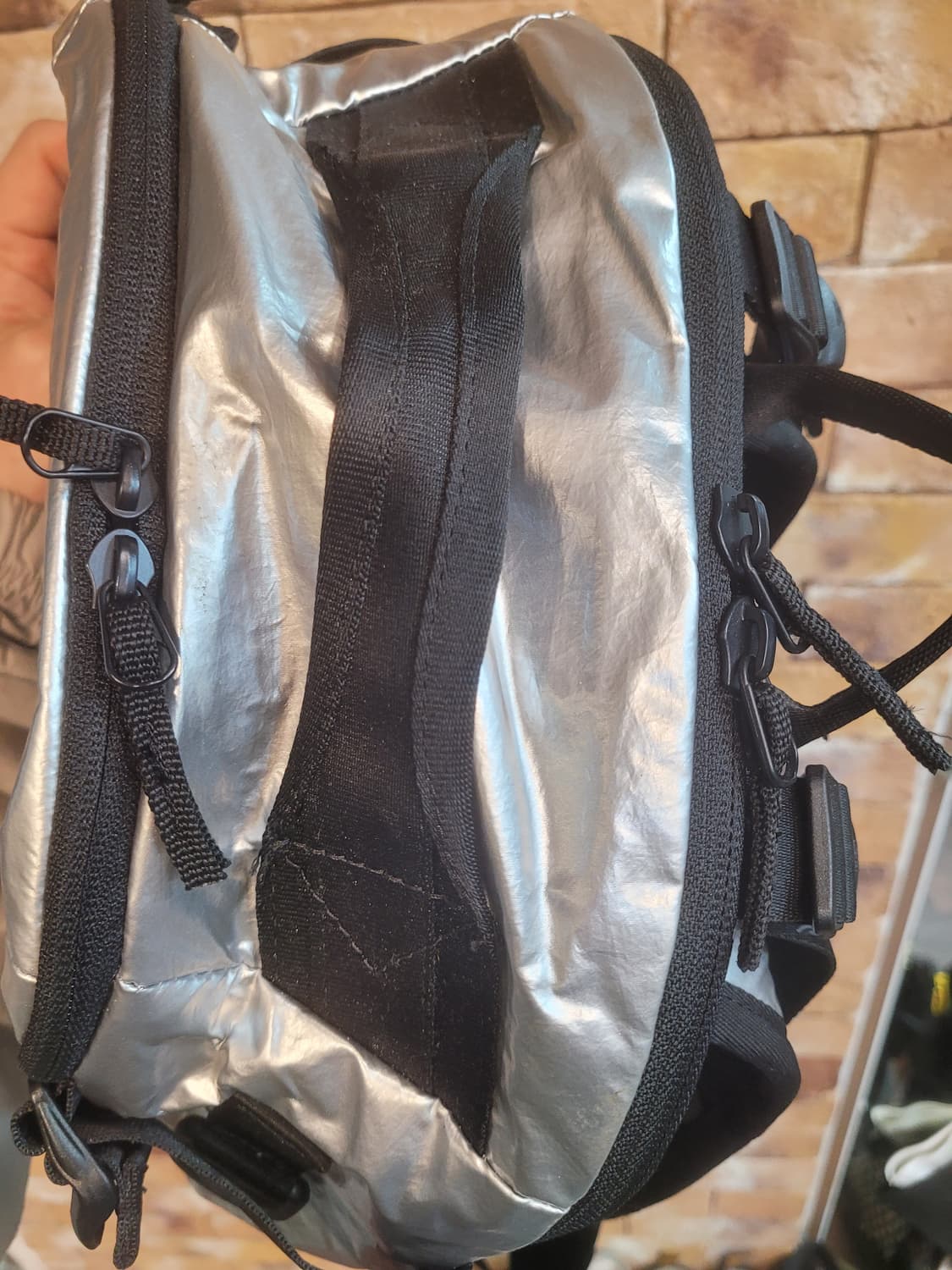 데상트 루프 백팩 실버 상품이미지2