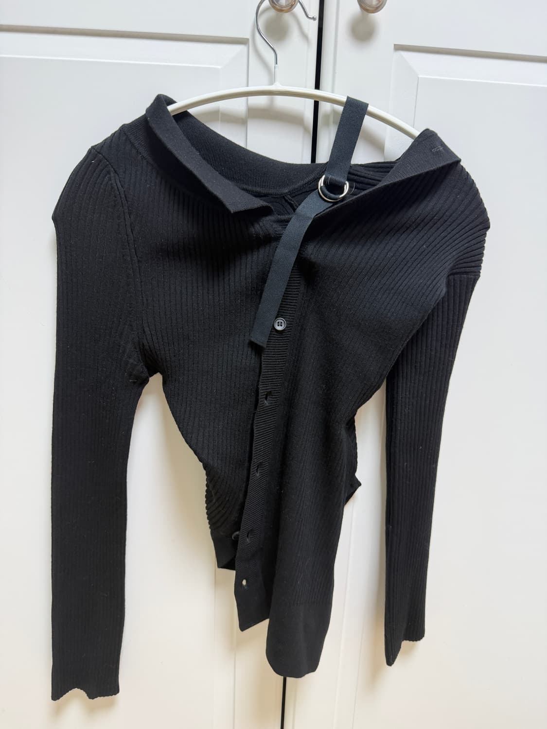 자크뮈스 언발란스 오프숄더 탑 강민경 장윤주 착용 상품이미지2