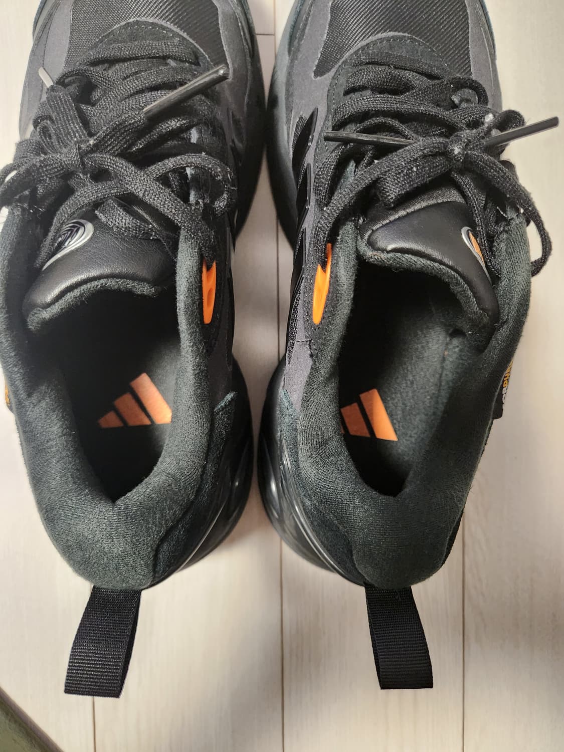 아디다스 운동화 클라이마웜 카본 코어 블랙 러닝화 사이즈245

스웨이드 상품이미지7