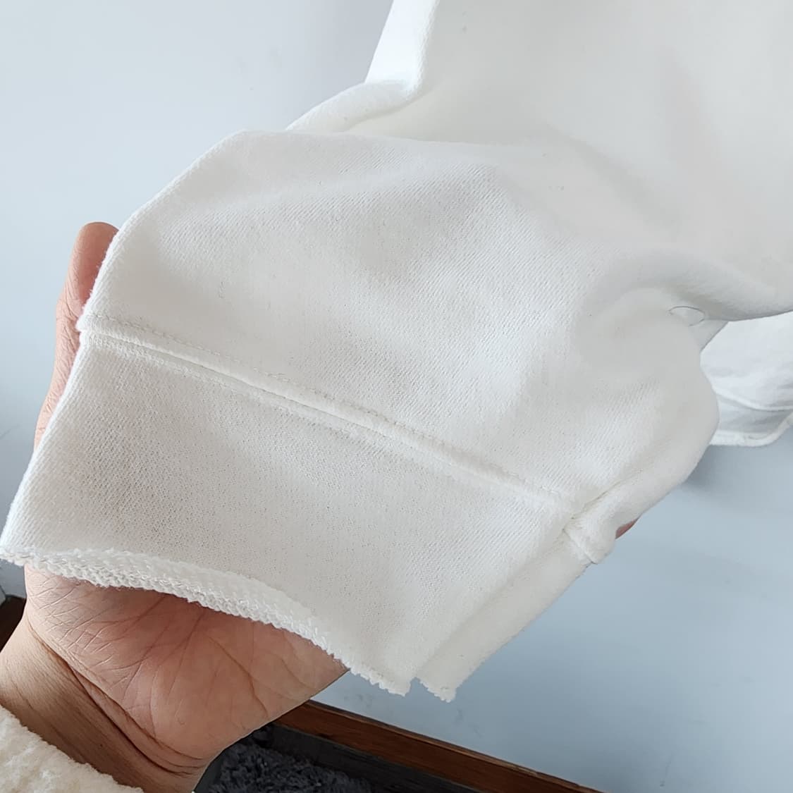 JULL LOG 흰색 브이넥 맨투맨 상품이미지6