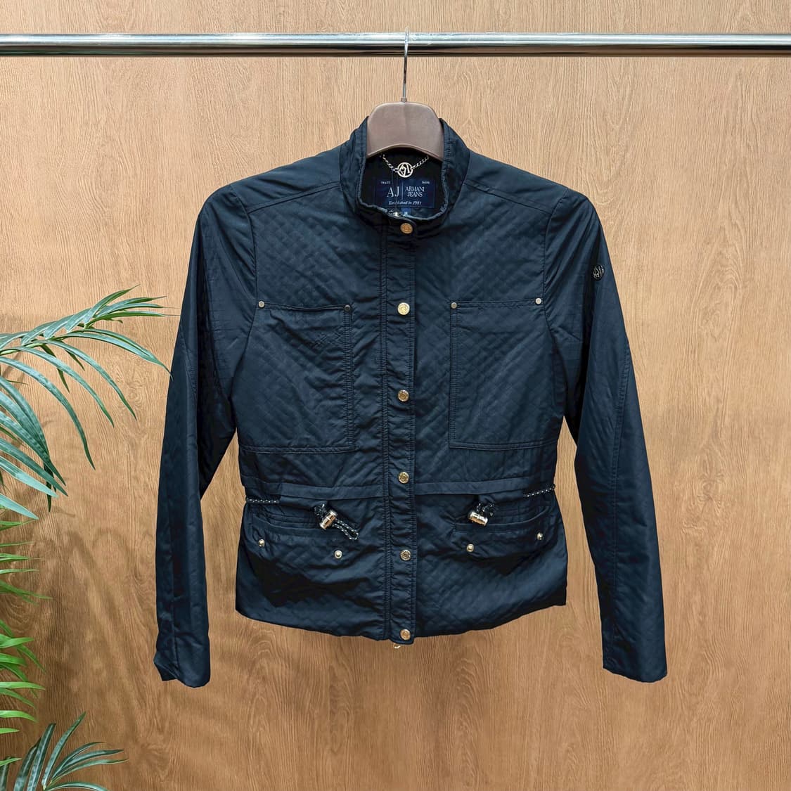 아르마니 진스 퀄팅 경량 자켓 골드 로고 장식 드로우 스트링 디테일 블랙 상품이미지1