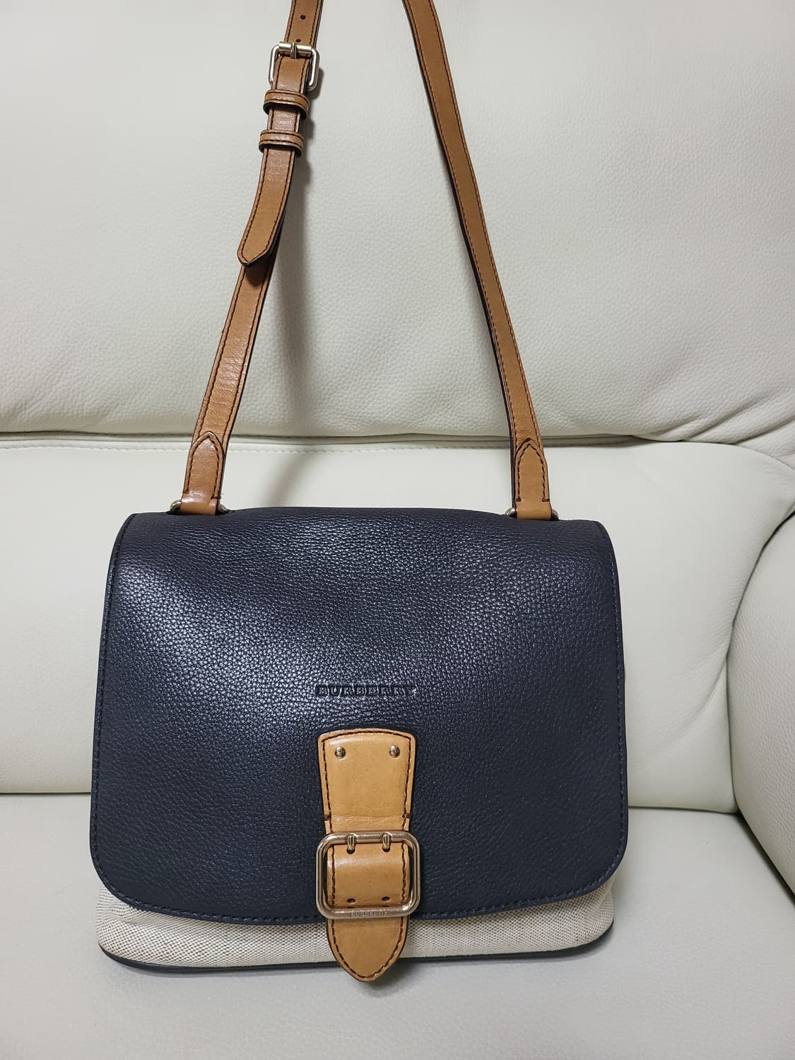 버버리 크로스백 상품이미지1