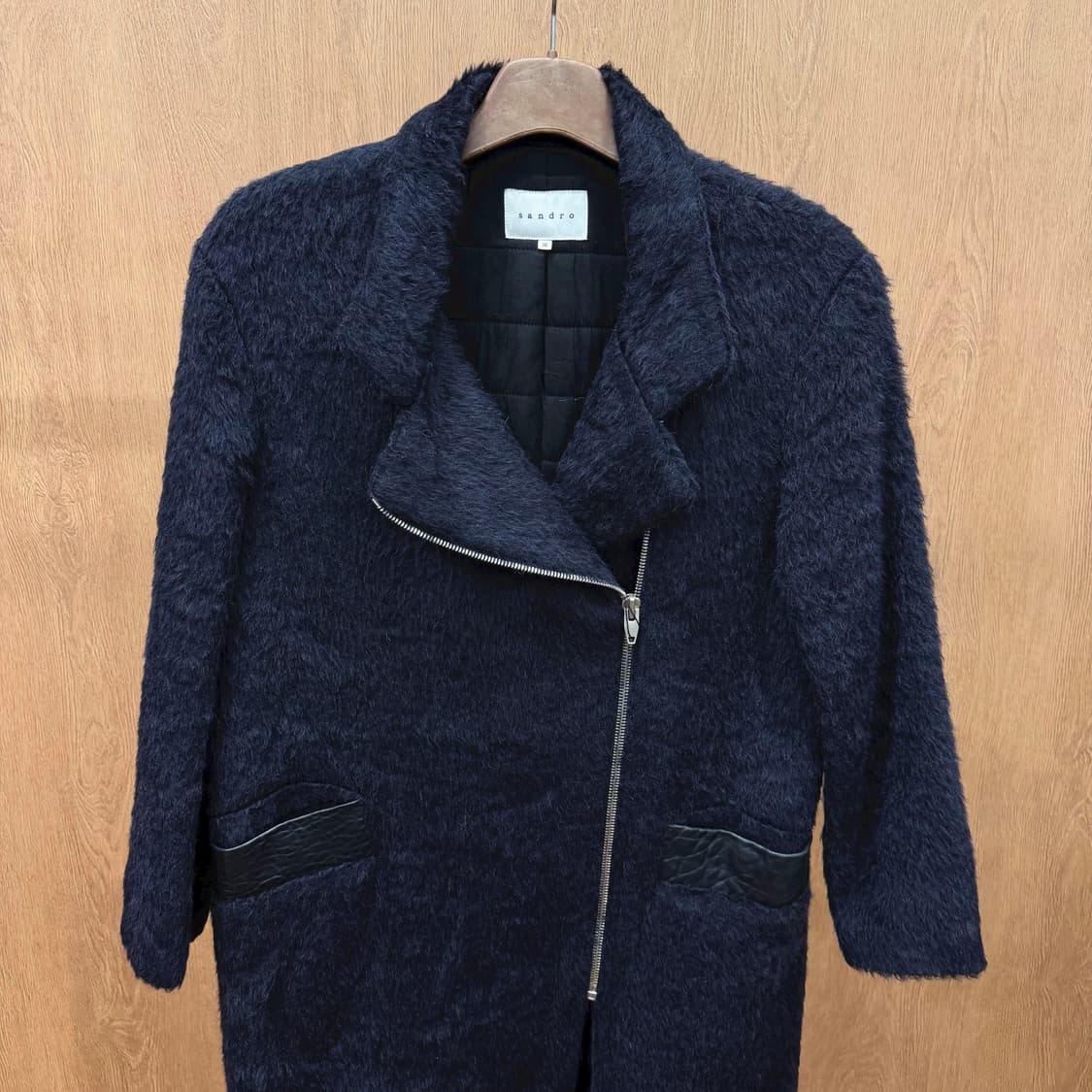 산드로 롱 코트 퍼 텍스처 언밸런스 집업 레더 포켓 디테일 블랙 상품이미지4