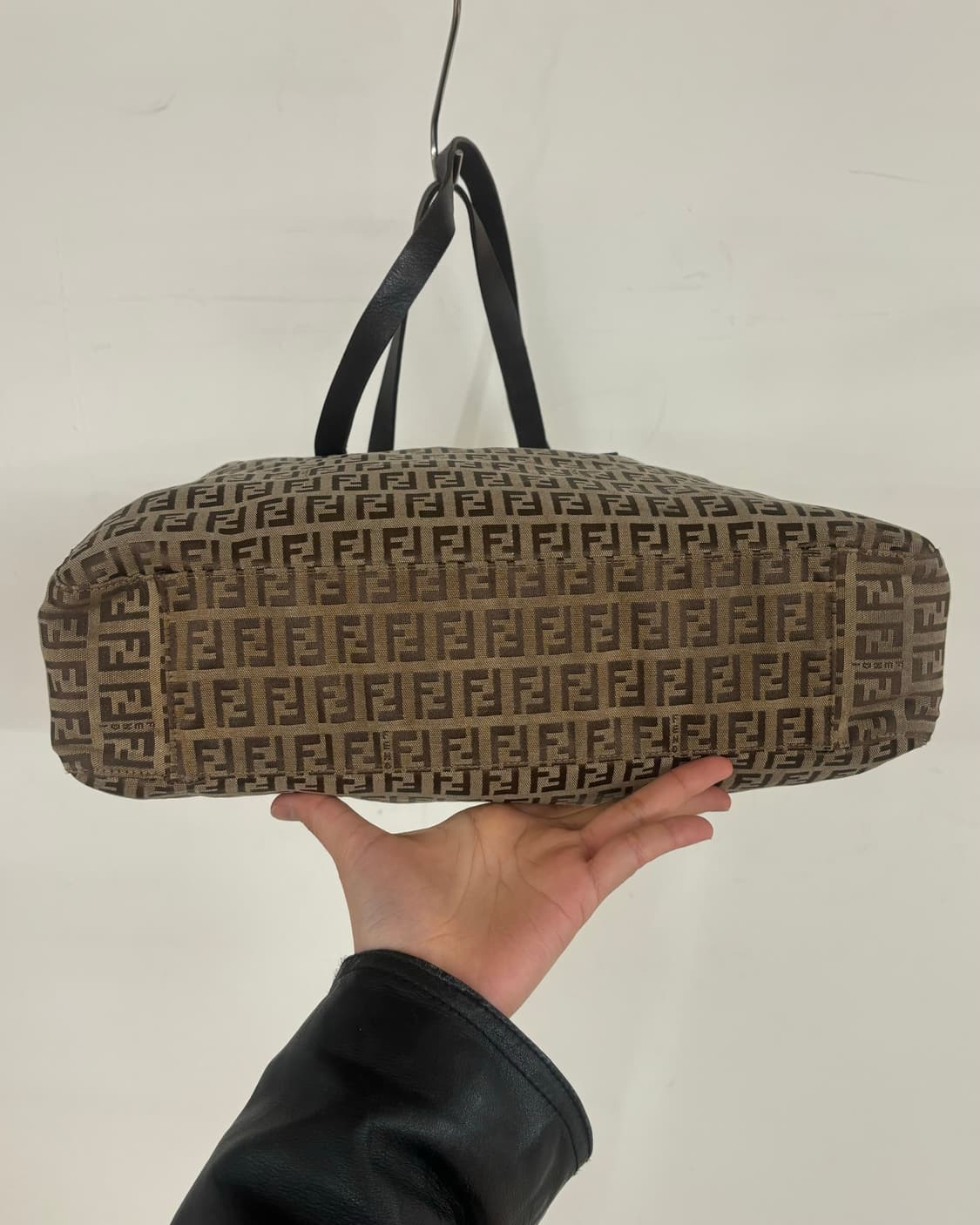 펜디 주카 FF 로고 자카드 토트백 상품이미지6