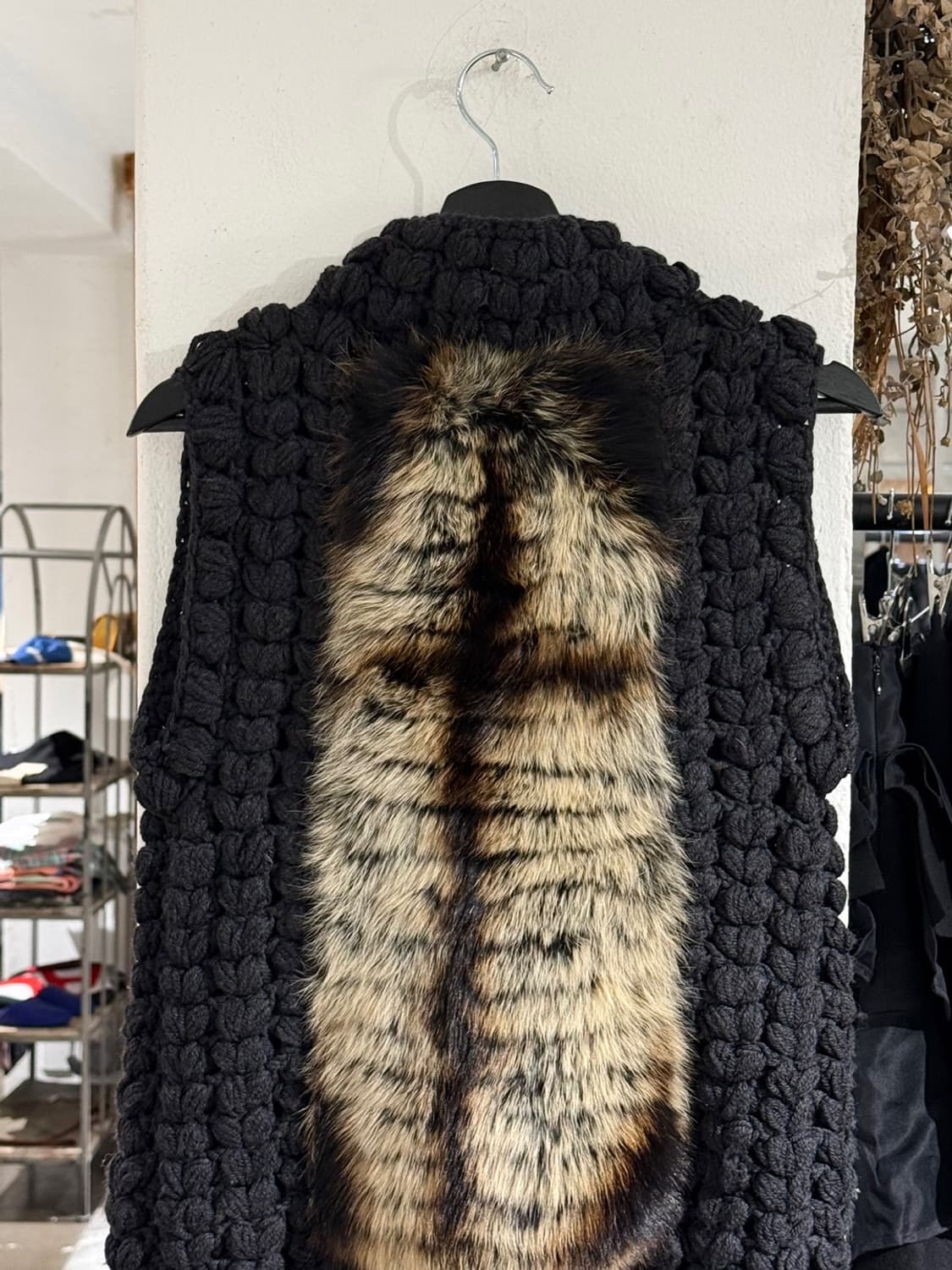 아담 존스 폭스 퍼 트리밍 울 니트 베스트 상품이미지5