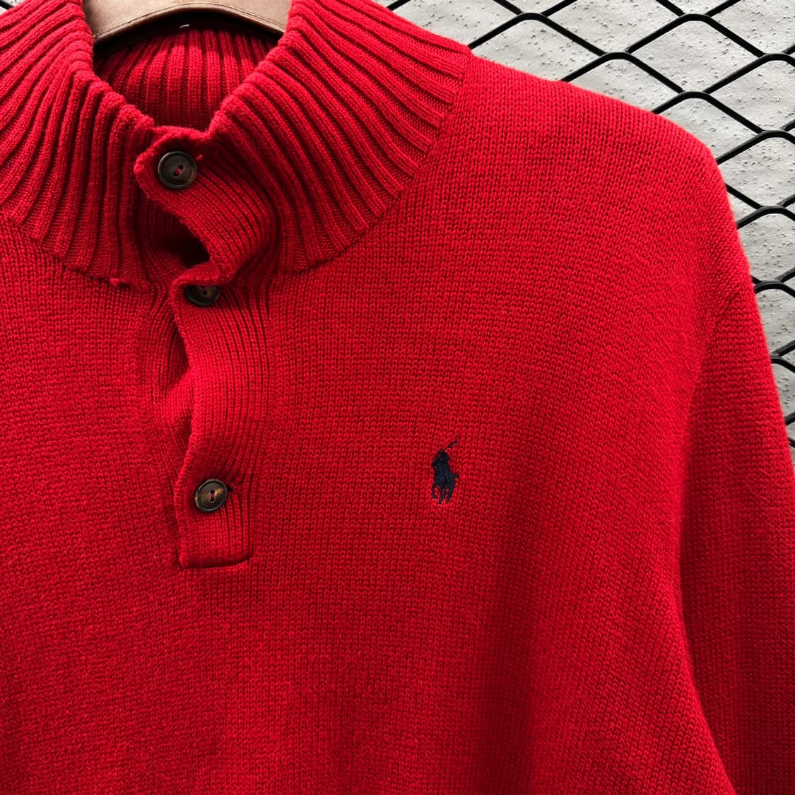 폴로 랄프로렌 하프 버튼넥 니트 우드톤 버튼 포니자수 디테일 솔리드레드 상품이미지6