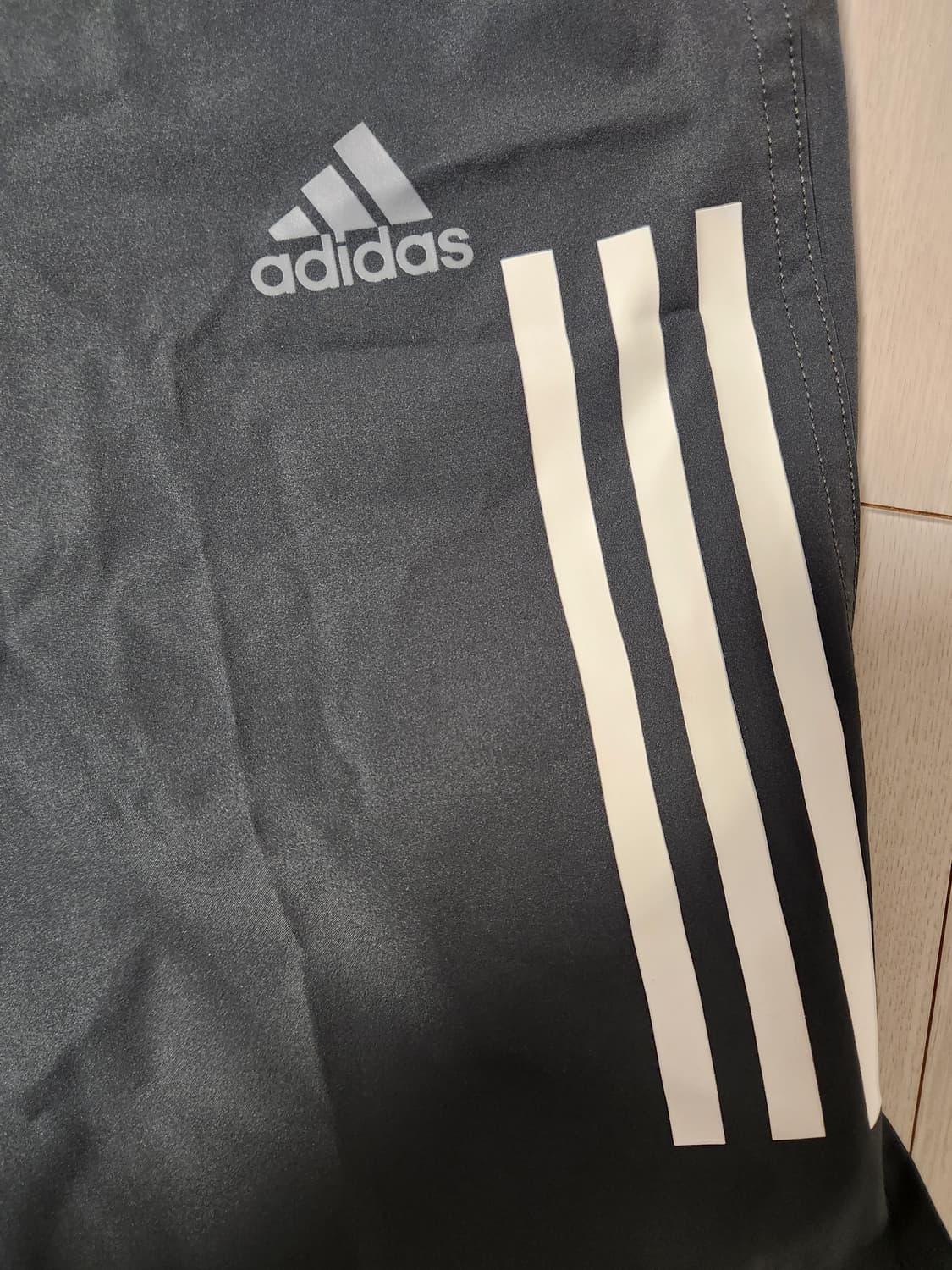 아디다스 삼선 러닝 반바지 블랙 사이즈XL

오염 하자없이 깨끗해요^^
 상품이미지2