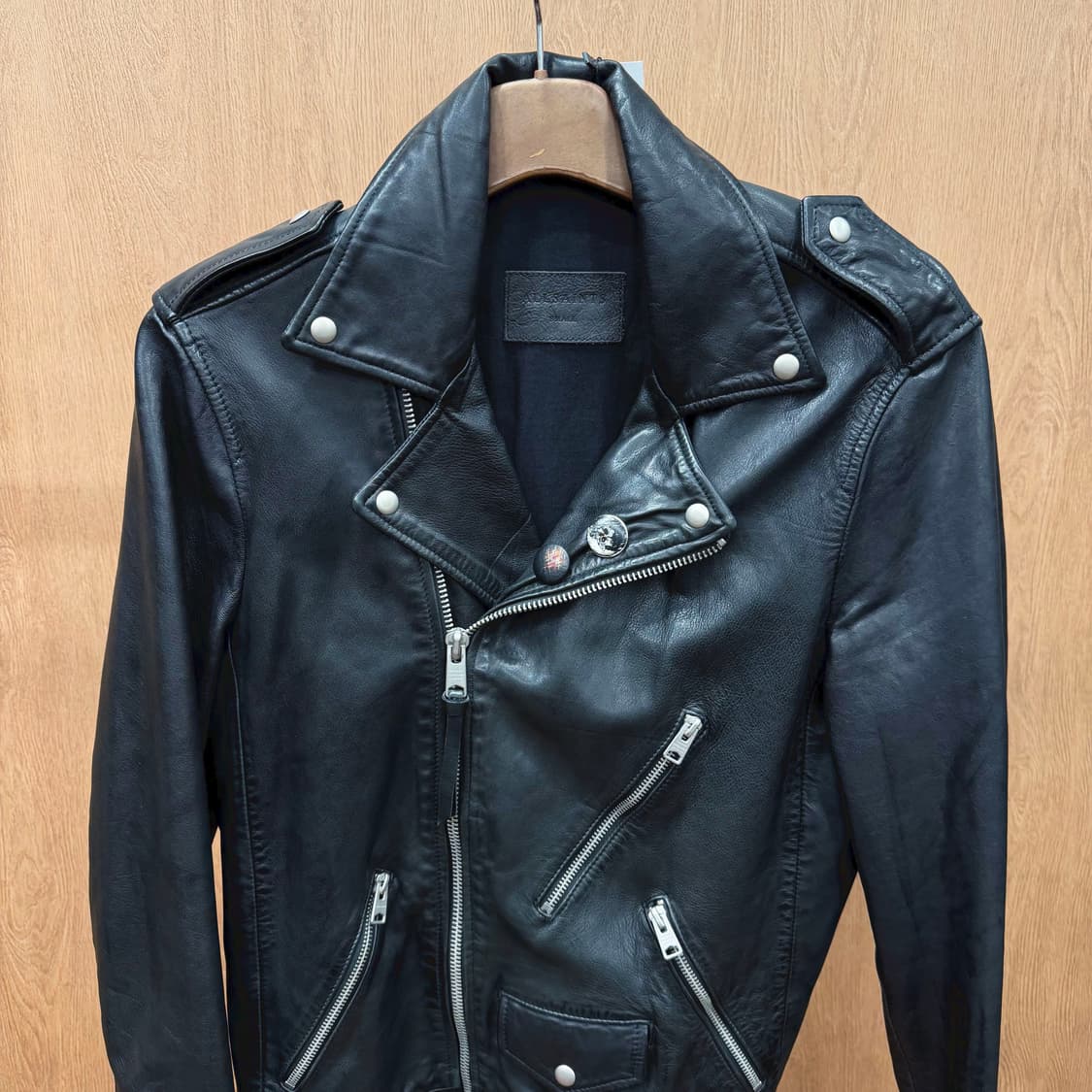 올세인츠 바이커 레더 자켓 언발란스 지퍼 멀티 포켓 디테일 레귤러핏 블랙 상품이미지4