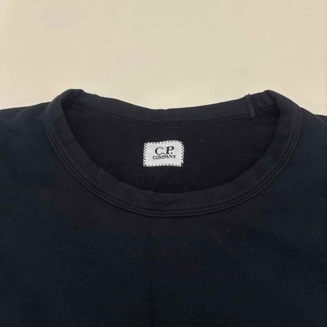 씨피 컴퍼니 21SS 렌즈 맨투맨 블랙 상품이미지2