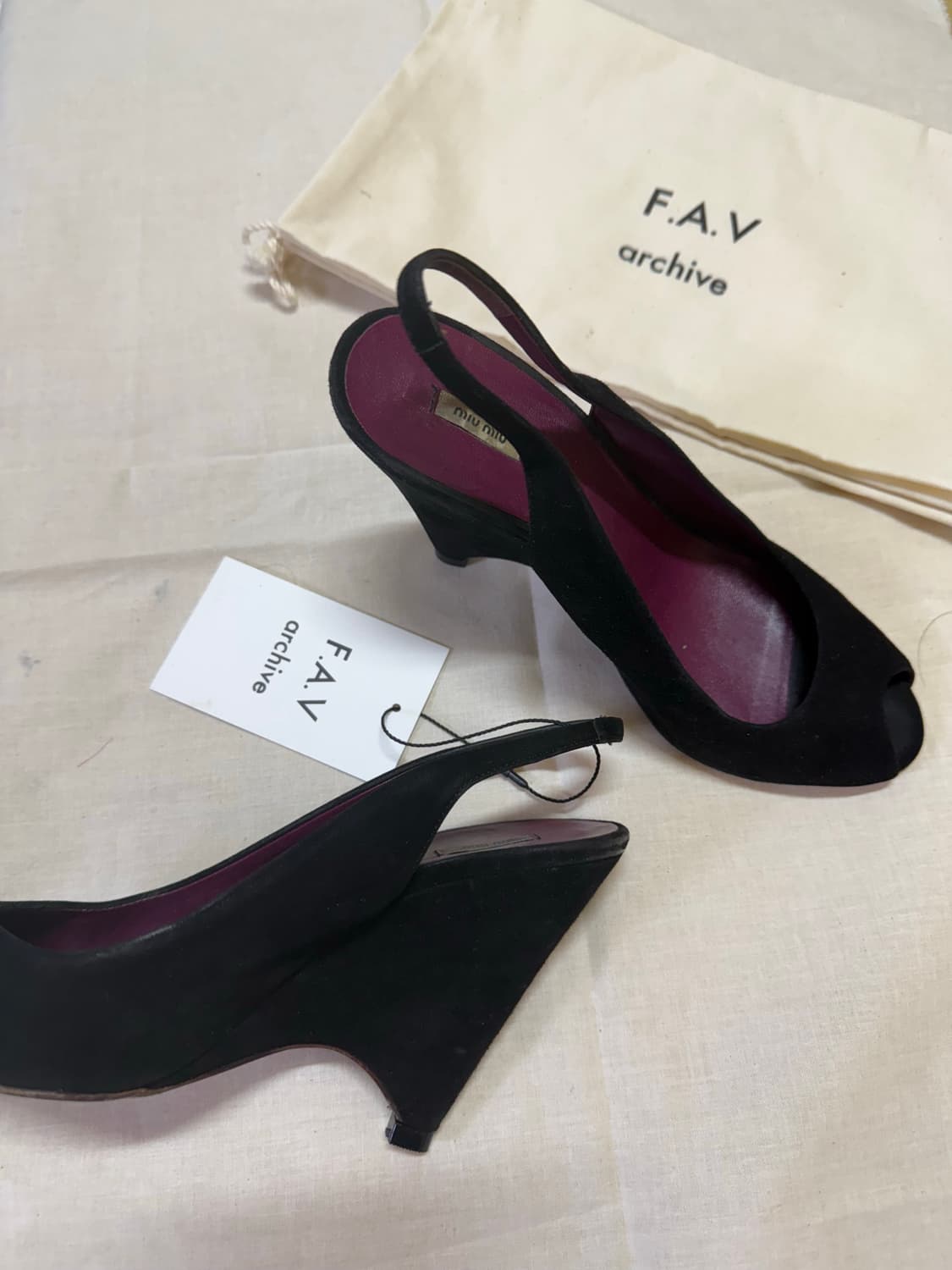 미우미우 스웨이드 오픈토 웨지 슬링백 상품이미지2