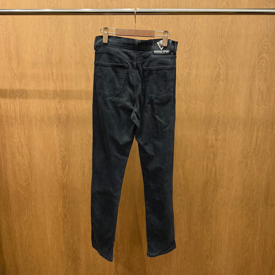 베르사체 스포츠 데님 팬츠 로고 각인 버튼 사이드 탭 디테일 슬림핏 블랙 상품이미지3