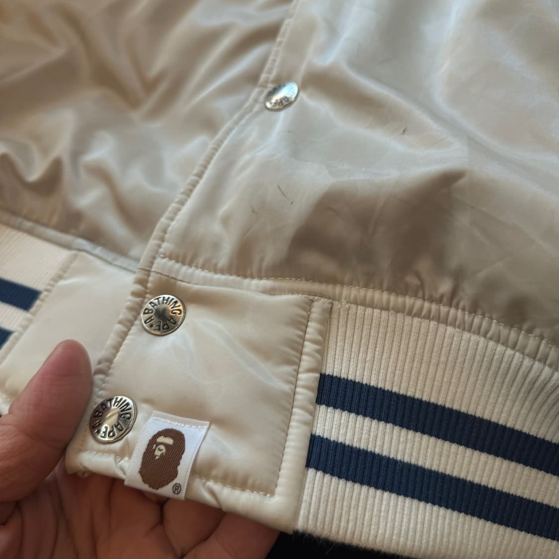 24FW 베이프 솔리드 카모 아이보리 NYC 로고 바시티 자켓 상품이미지5