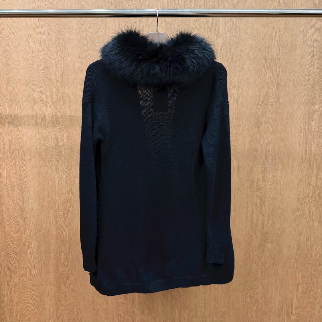 띠어리 니트 오픈 가디건 폭스 퍼 트리밍 디테일 루브핏 블랙 상품이미지3