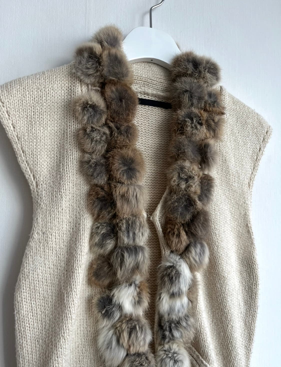 베이지 니트 퍼 트리밍 베스트 가디건 상품이미지2