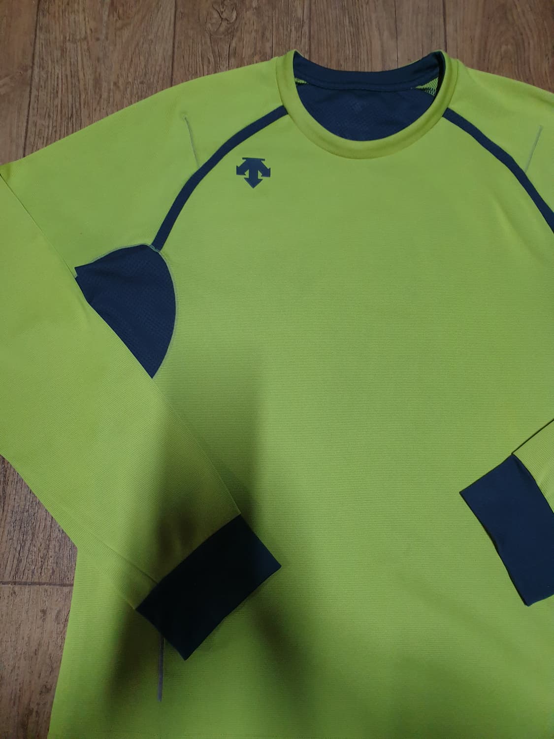 1059 데상트 긴팔티 105 사이즈입니다 상품이미지4