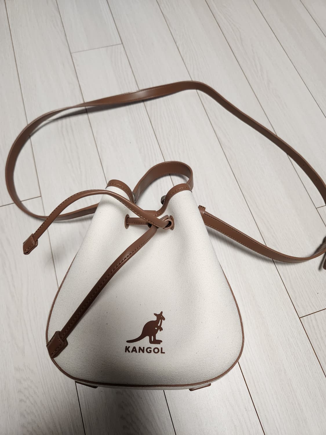 캉골 듀오 캔버스 버켓백 KPEB-TB39120

눈에 잘안보이는 미세  상품이미지1