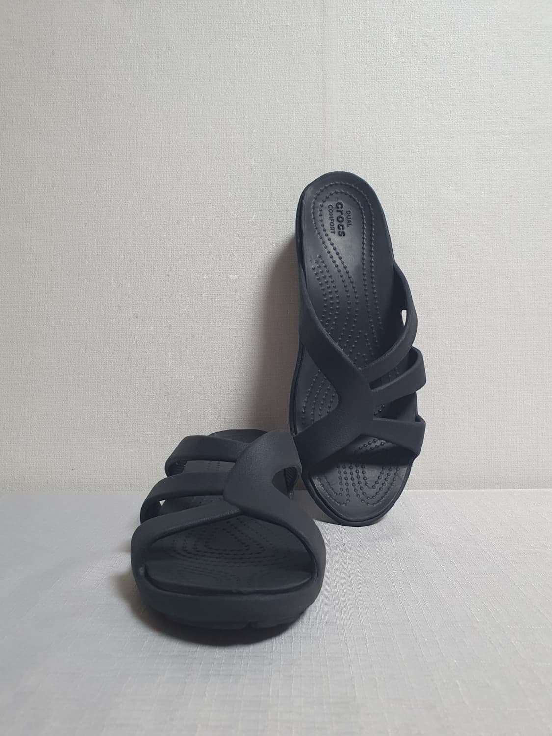 250mm 크록스 산라 스트래피 웨지 샌들 블랙 W8 상품이미지1