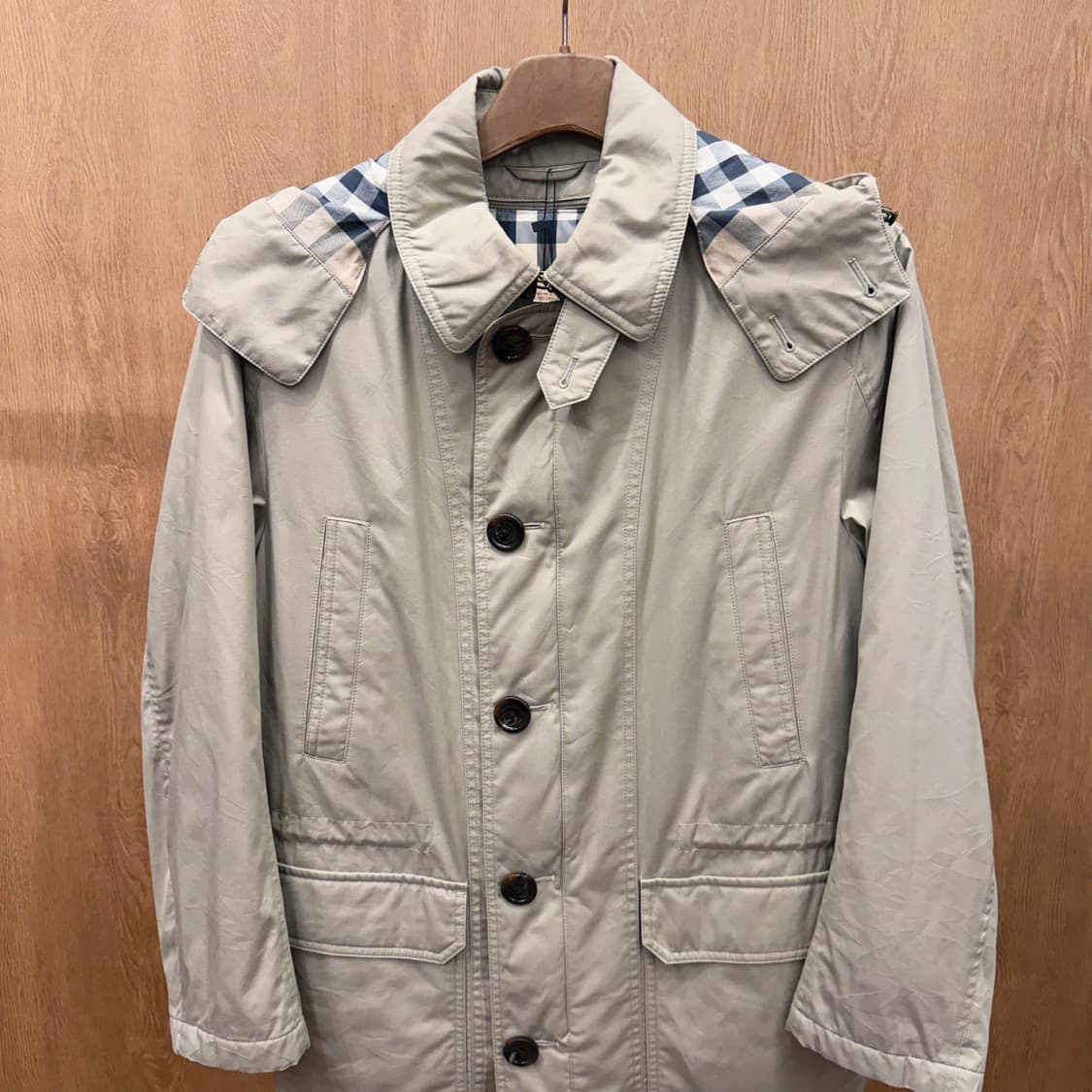 버버리 런던 후드 사파리 자켓 체크 라이닝 허리 스트링 디테일 베이지 상품이미지4