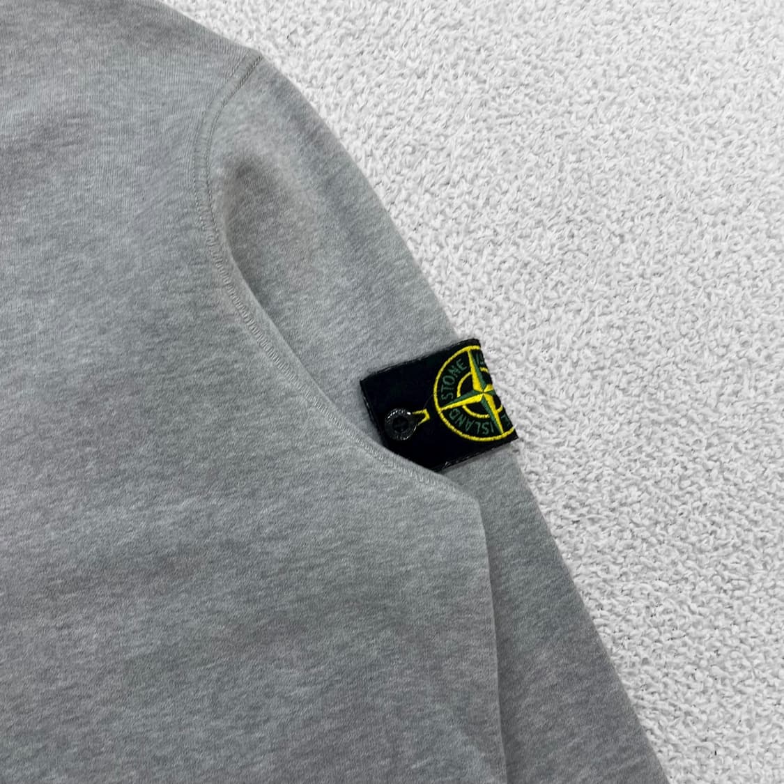 스톤아일랜드 와펜 패치 크루넥 맨투맨 그레이 상품이미지3