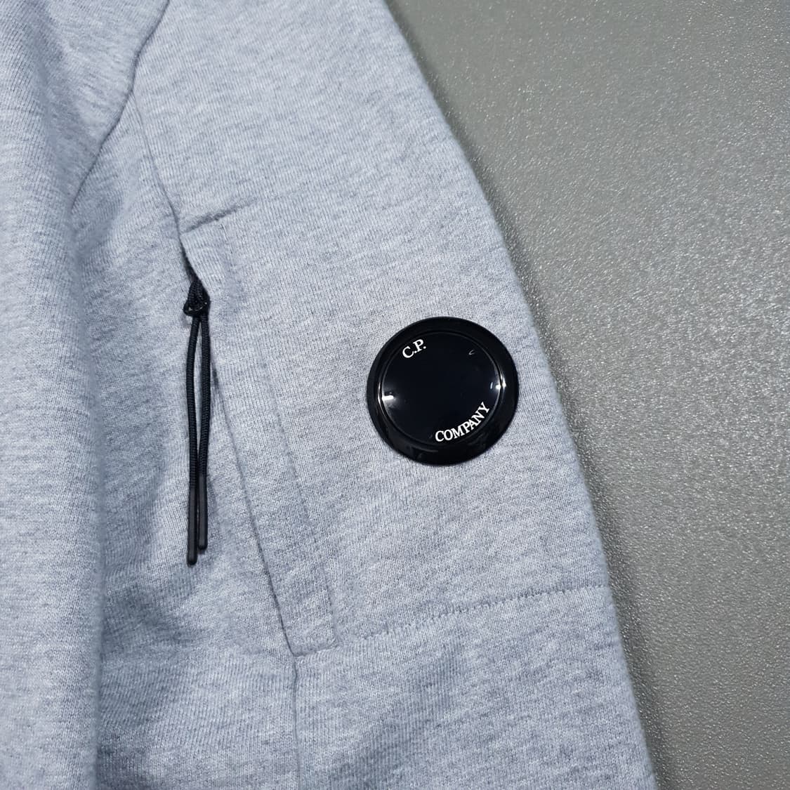 씨피컴퍼니 신형 23FW 다이애그널 레이즈 렌즈 와펜 맨투맨 스웻셔츠 L 상품이미지2
