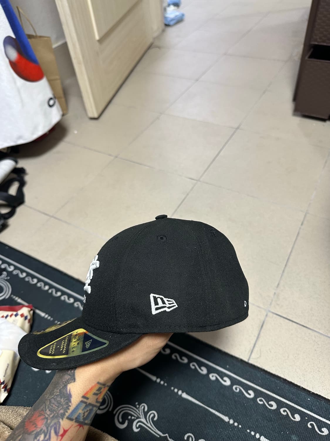 다크룸 스튜디오 x 뉴에라 피티드 캡 블랙 상품이미지3