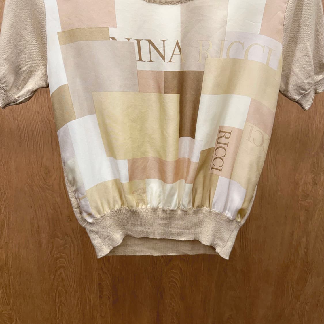 니나리치 반팔 니트 로고 블록 프린팅 밴딩 밑단 디테일 베이지 상품이미지5