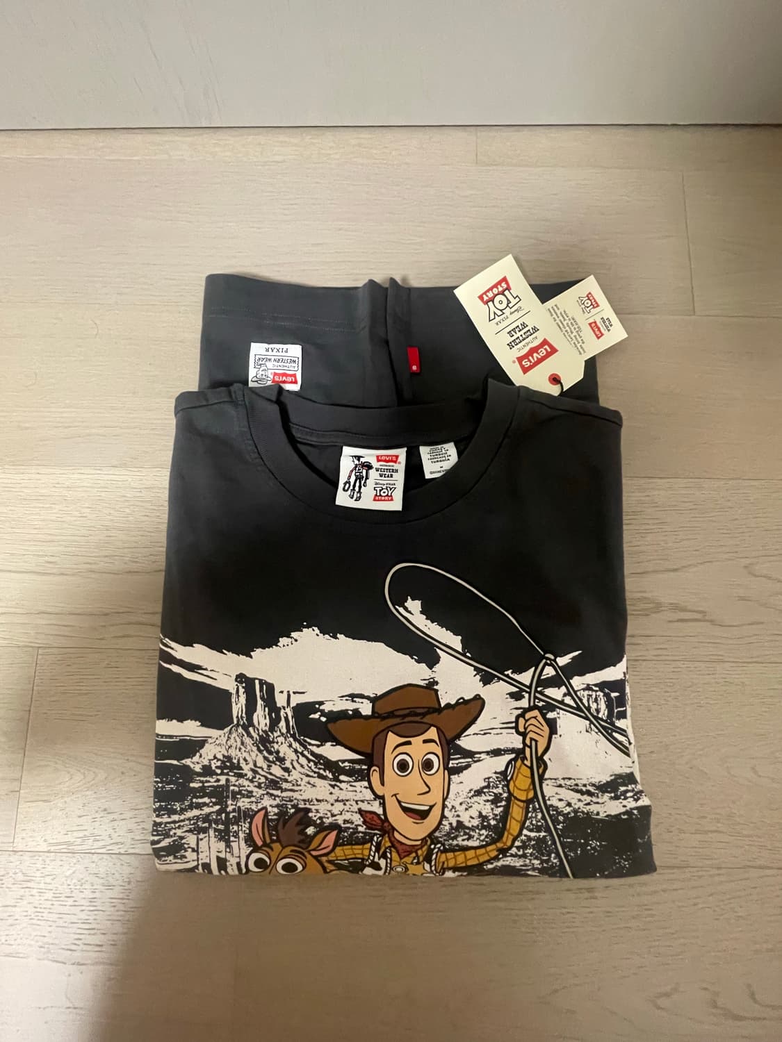 토이스토리 리바이스 50주년 우디티셔츠 m 상품이미지1