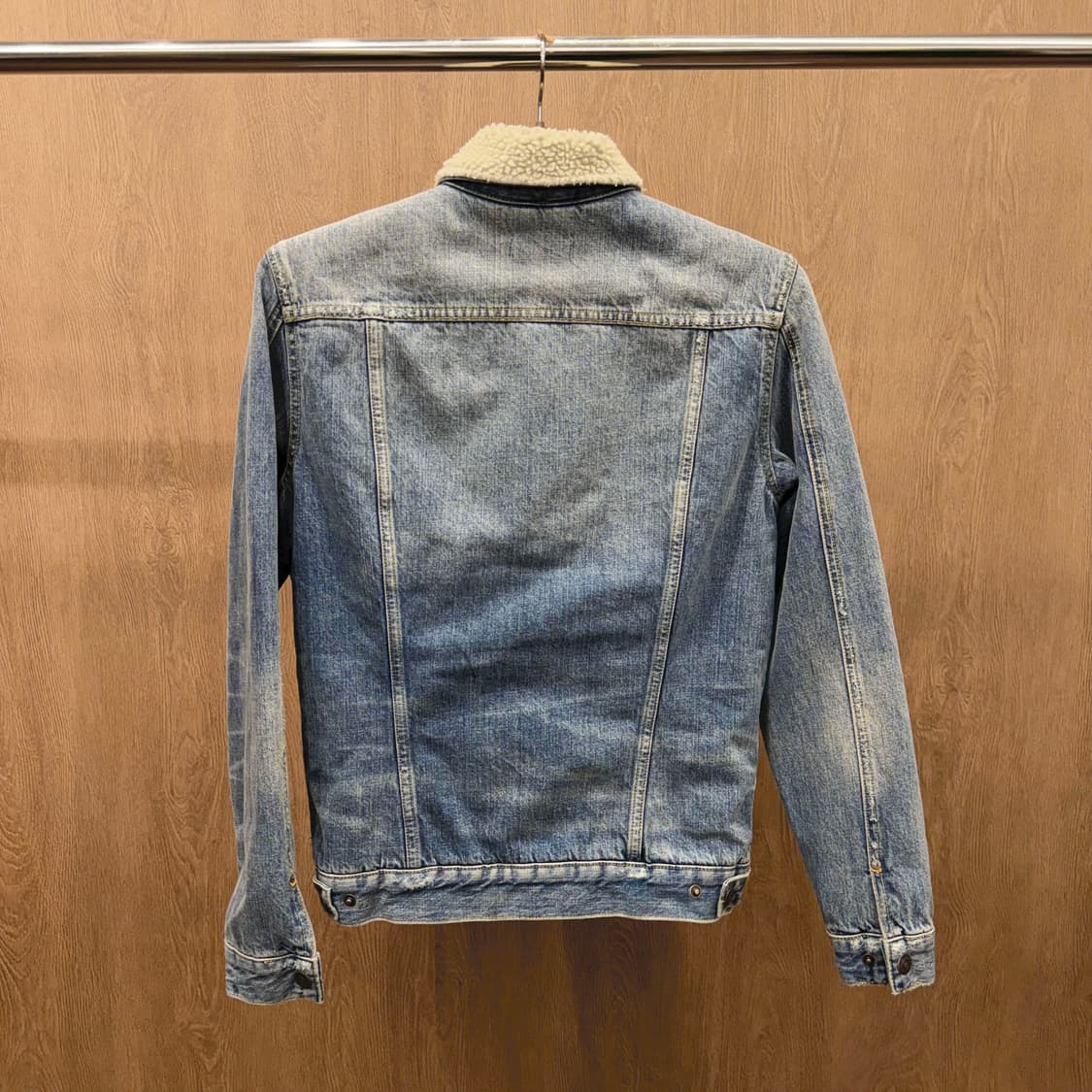 올세인츠 코튼 데님 자켓 셰르파 퍼 카라 디테일 레귤러핏 블루 상품이미지3