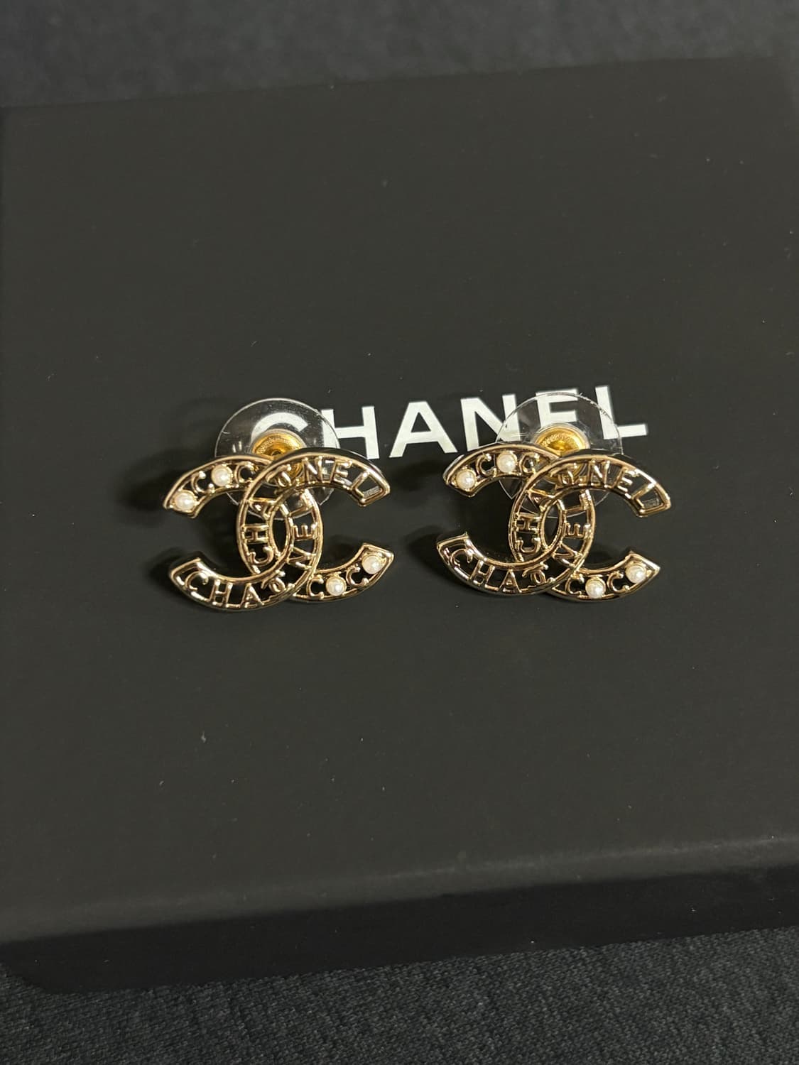샤넬 정품 cc로고 업사이클링 레터링 골드 진주 귀걸이 상품이미지1