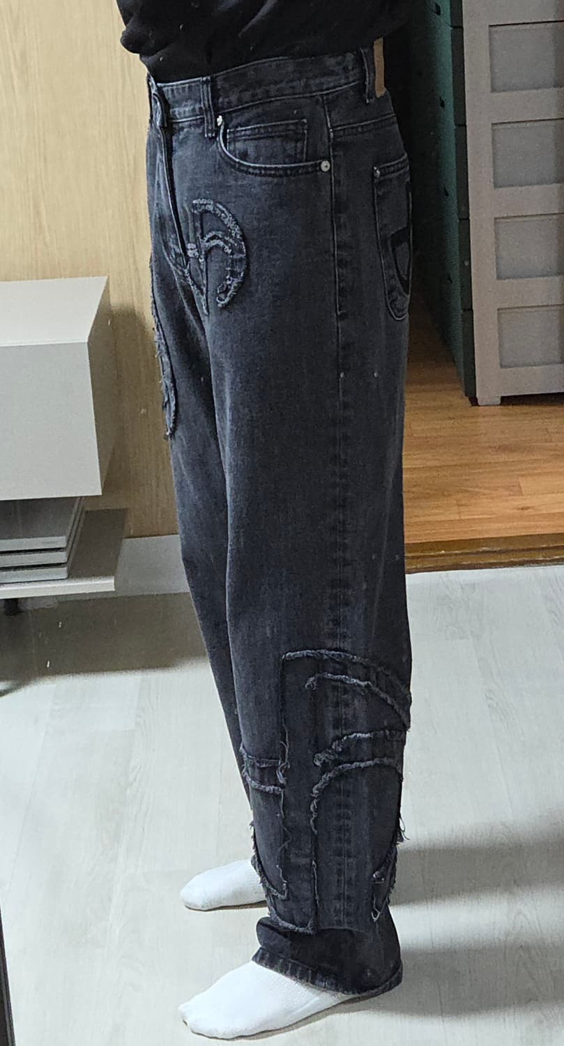 (착샷) 노매뉴얼 심볼 패치드 데님 팬츠 상품이미지8