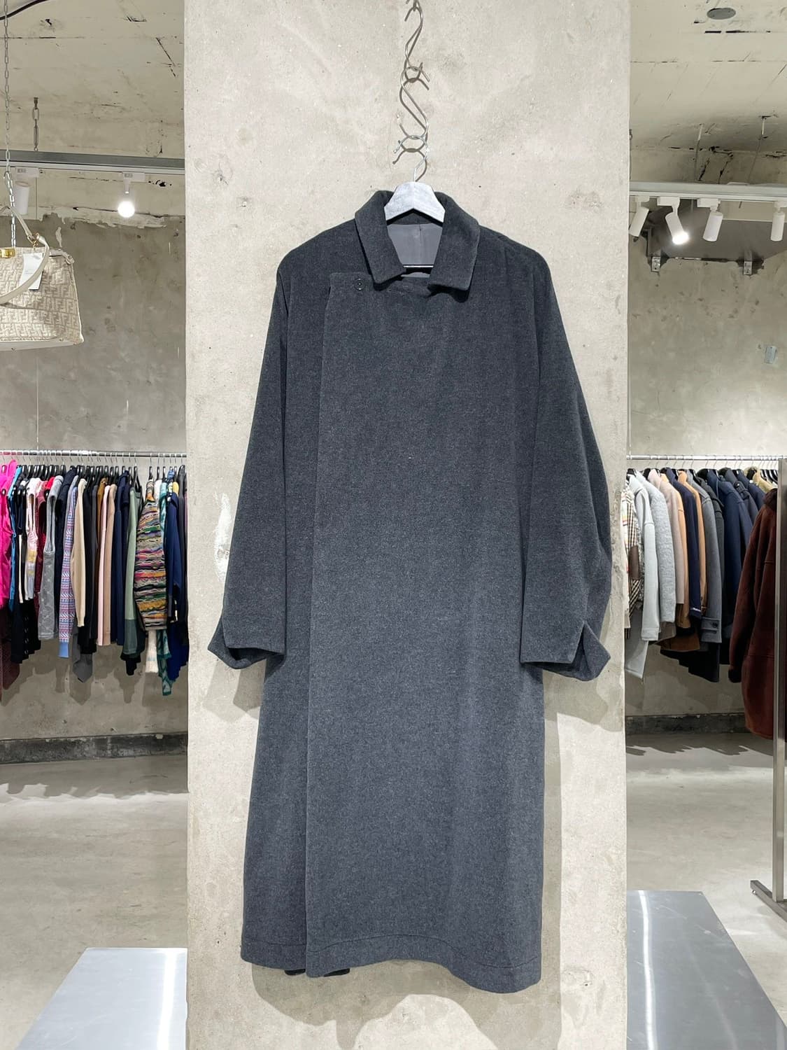 코스믹 원더 차콜 랩핑 앙고라 울 롱 코트 상품이미지1